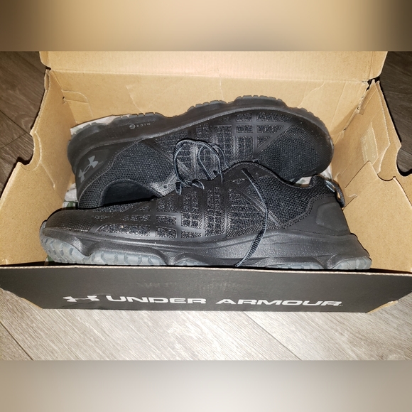 Men's size 10.5 under armour shoes black - Picture 3 of 4